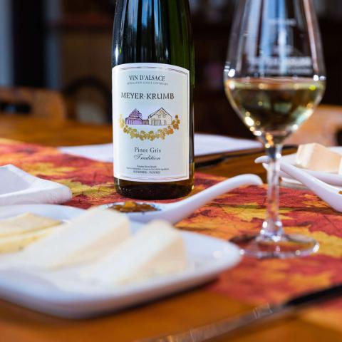 Expérimentez les accords vins blancs d'Alsace et fromages au domaine Meyer-Krumb