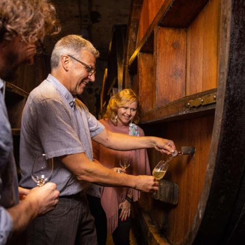 Dégustation de vin d'Alsace au tonneau au domaine Kuehn