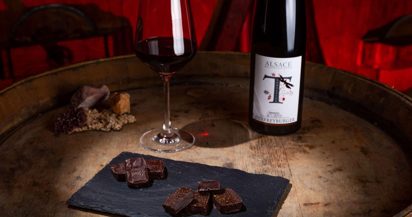 Perfekte Kombination aus lokalen Produkten: elsässischer Wein und handgemachte Schokolade aus Kaysersberg