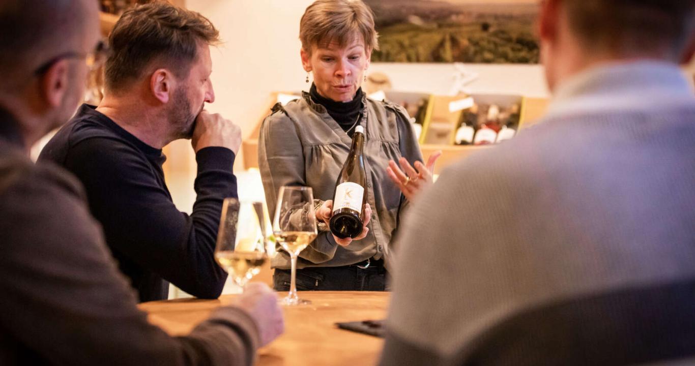 Laissez-vous guider par Nathalie qui vous livrera tous les secrets de dégustation de ses vins d'Alsace
