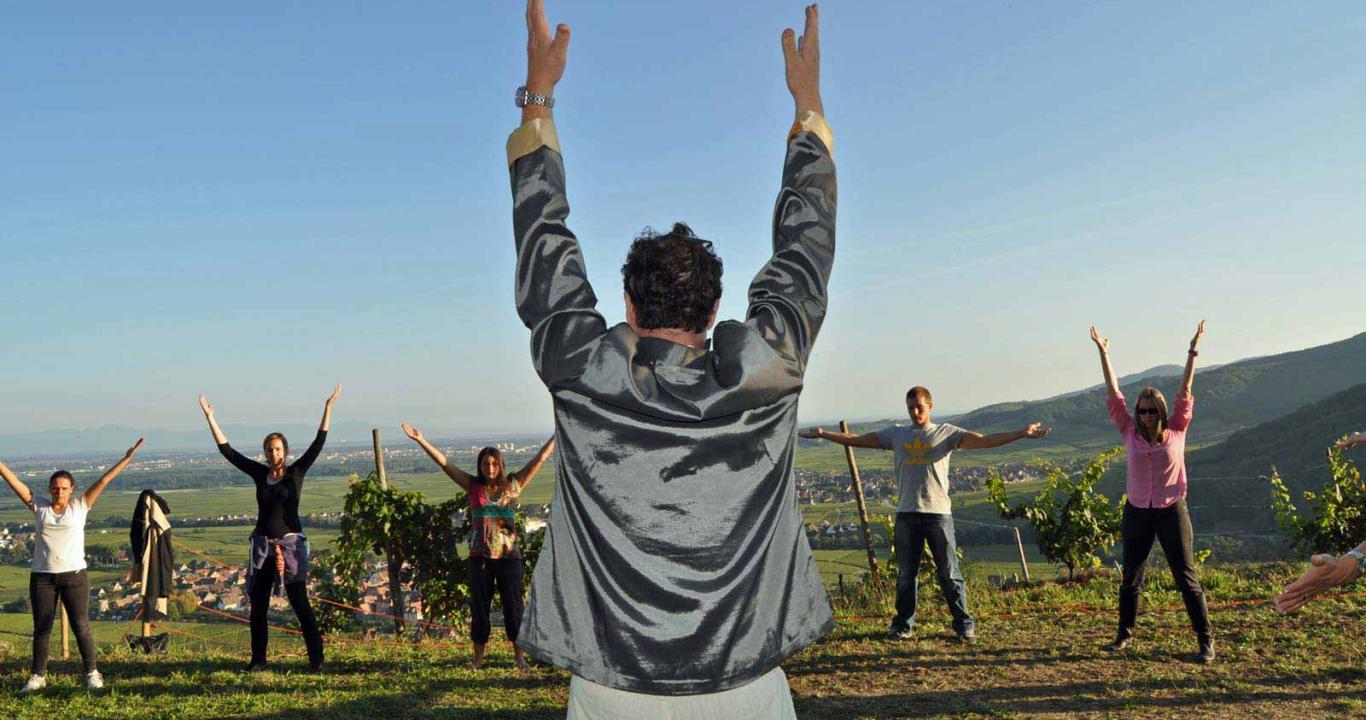 Philippe Blanck propose un cours de Qi Gong, en plein cœur de ses vignes à Kientzheim