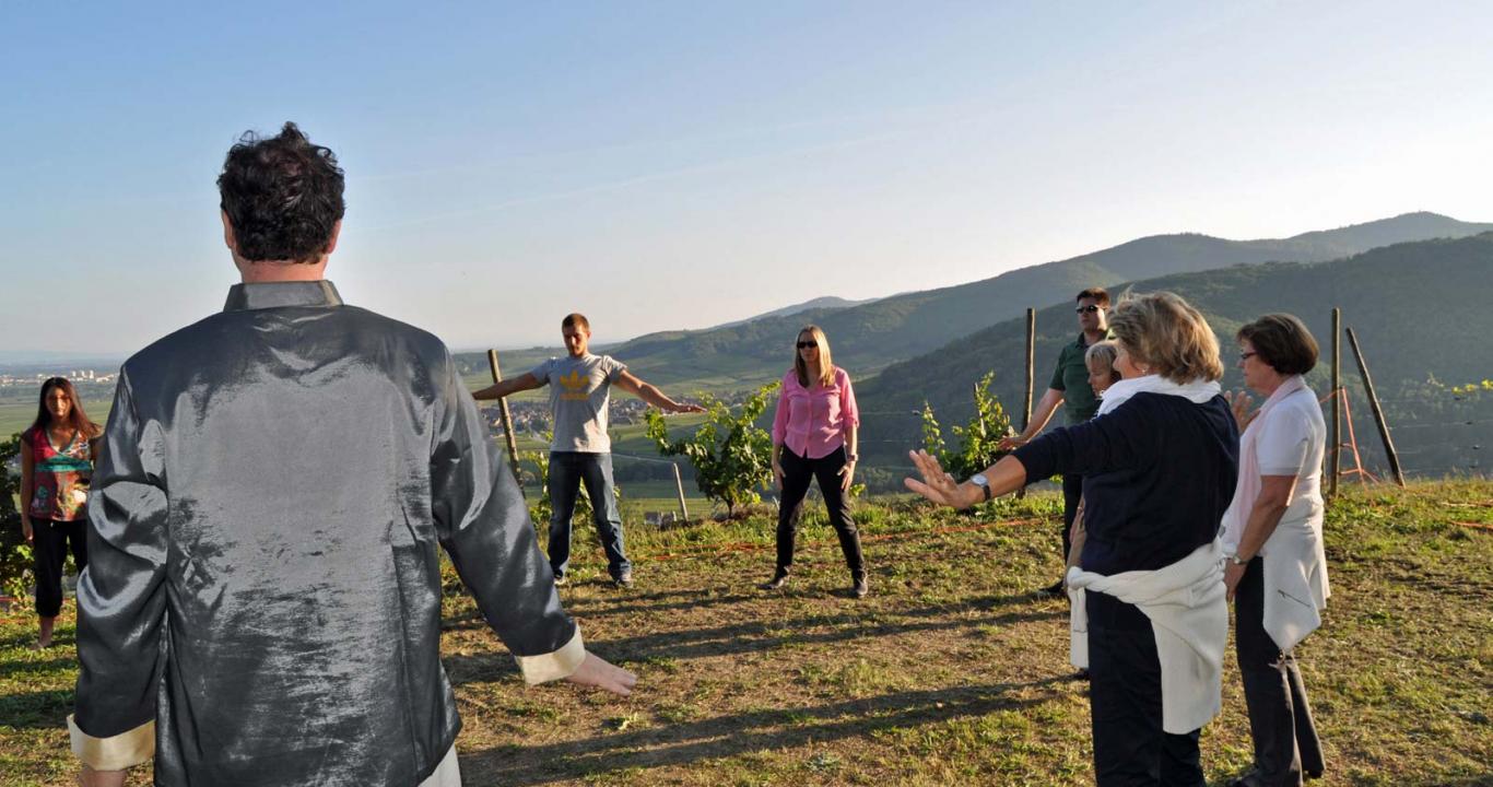 Philippe Blanck bietet einen Qi Gong-Kurs an, mitten in seinen Weinbergen in Kientzheim.