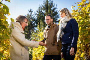 Suivez Aurélie, la vigneronne, dans les vignes familiales Suivez Aurélie, la vigneronne, dans les vignes familiales