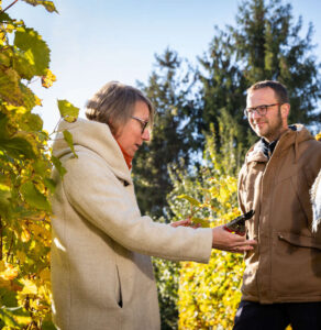 Suivez Aurélie, la vigneronne, dans les vignes familiales Suivez Aurélie, la vigneronne, dans les vignes familiales