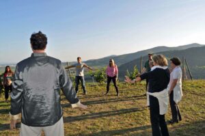 Philippe Blanck bietet einen Qi Gong-Kurs an, mitten in seinen Weinbergen in Kientzheim.