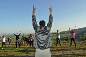 Philippe Blanck bietet einen Qi Gong-Kurs an, mitten in seinen Weinbergen in Kientzheim.