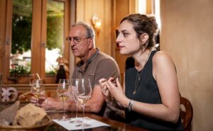Laure, vigneronne passionnée, partagera avec vous sa passion pour les vins d’Alsace Laure, vigneronne passionnée, partagera avec vous sa passion pour les vins d'Alsace